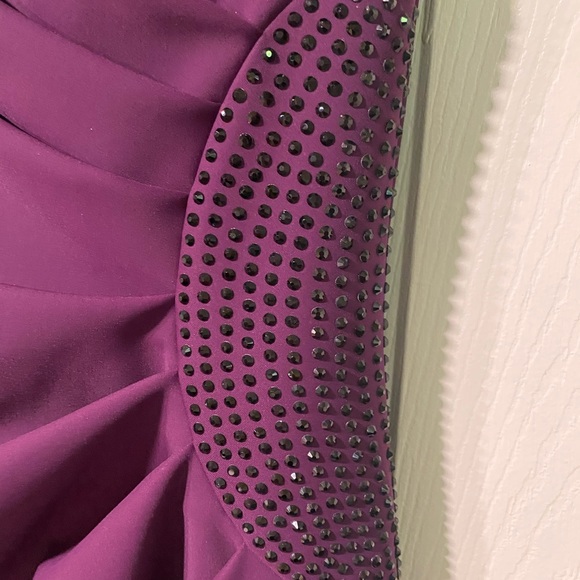 Cap Sleeve Compression Dress with Cap Sleeves & Embellished Hip Detail - Picture 3 of 5